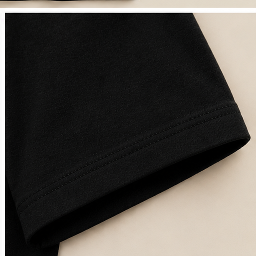 T-shirt noir, gros plan manche matière [couleur:Noir]